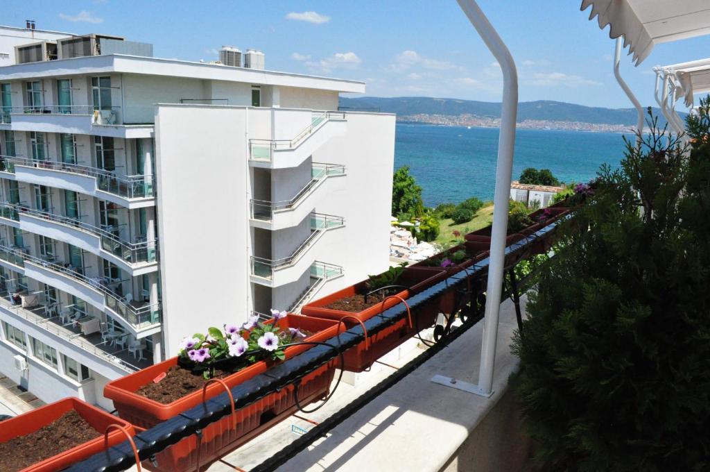 St. George Apartments เนเซบาร์ ภายนอก รูปภาพ